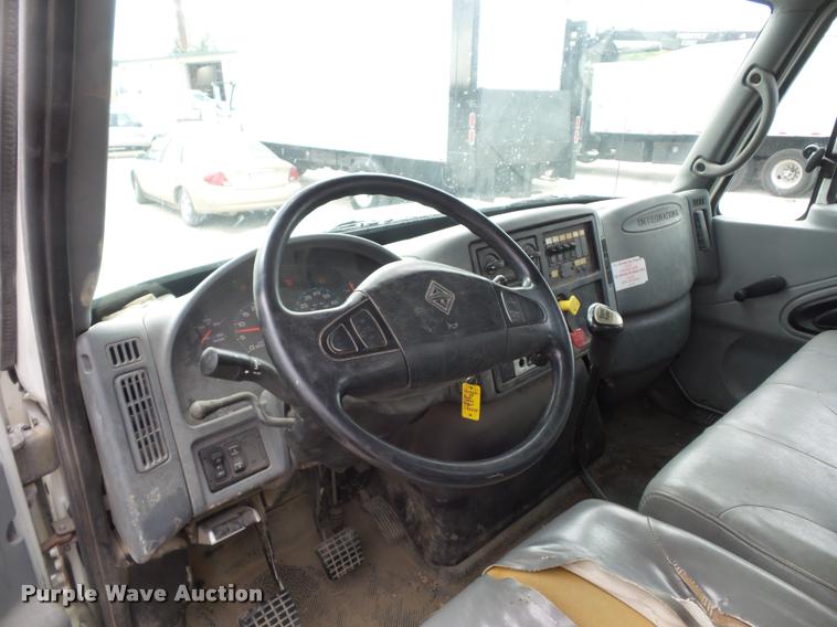 image for item L4353 2005 International DuraStar 4300 bucket truck