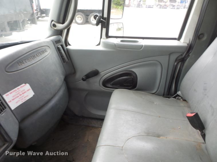 image for item L4353 2005 International DuraStar 4300 bucket truck