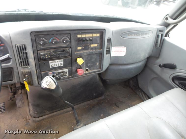 image for item L4353 2005 International DuraStar 4300 bucket truck