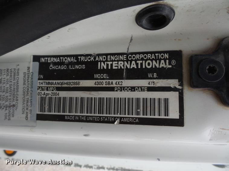 image for item L4353 2005 International DuraStar 4300 bucket truck