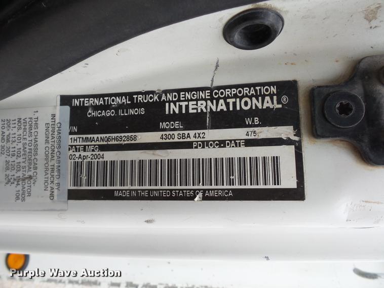 image for item L4353 2005 International DuraStar 4300 bucket truck