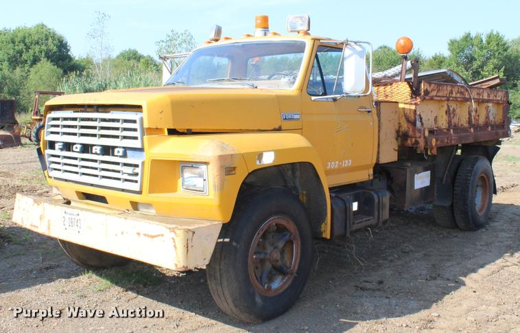 image for item L4796 1983 Ford F700 dump truck
