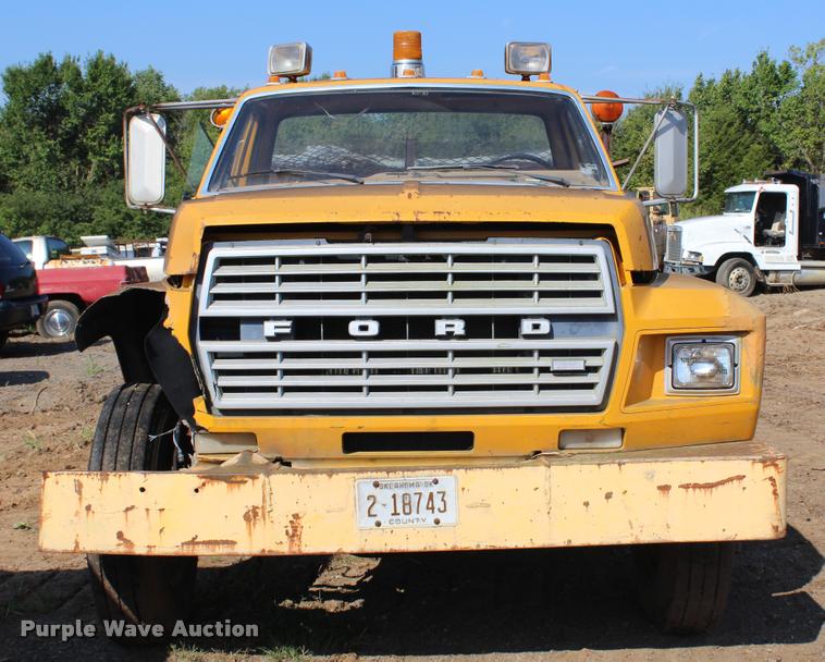 image for item L4796 1983 Ford F700 dump truck