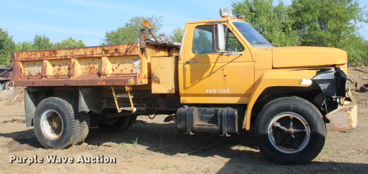 image for item L4796 1983 Ford F700 dump truck