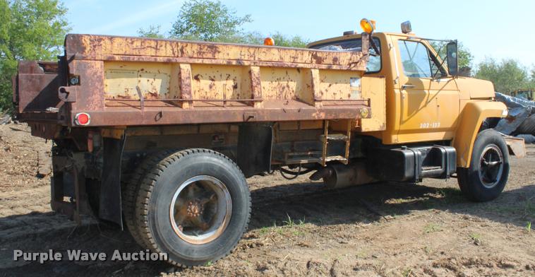 image for item L4796 1983 Ford F700 dump truck
