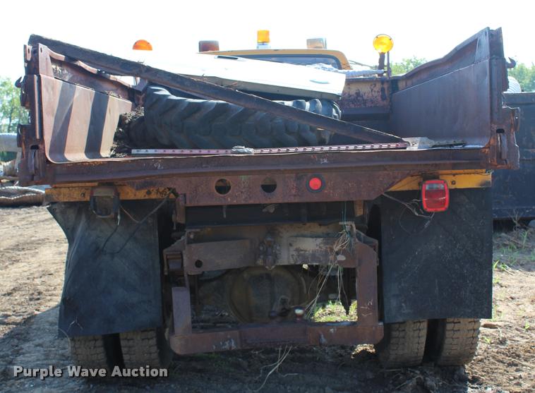 image for item L4796 1983 Ford F700 dump truck