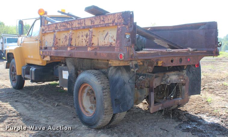 image for item L4796 1983 Ford F700 dump truck