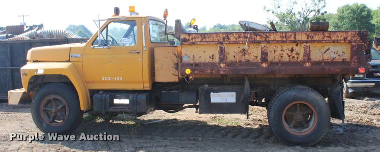 image for item L4796 1983 Ford F700 dump truck