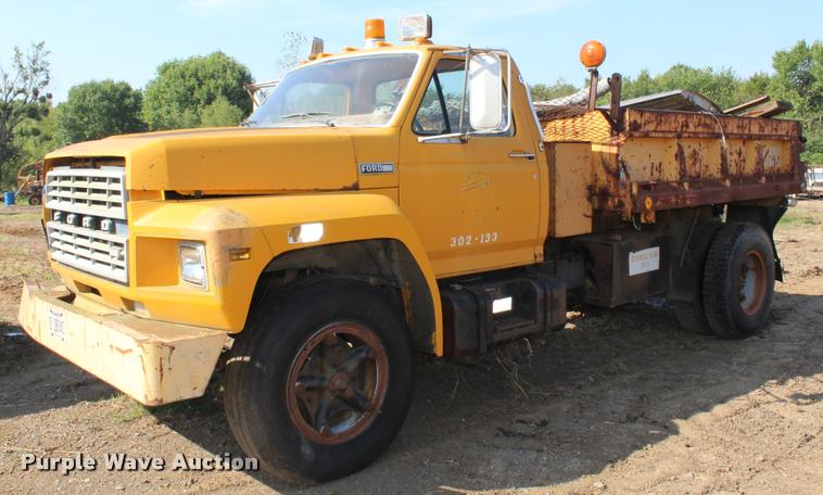image for item L4796 1983 Ford F700 dump truck
