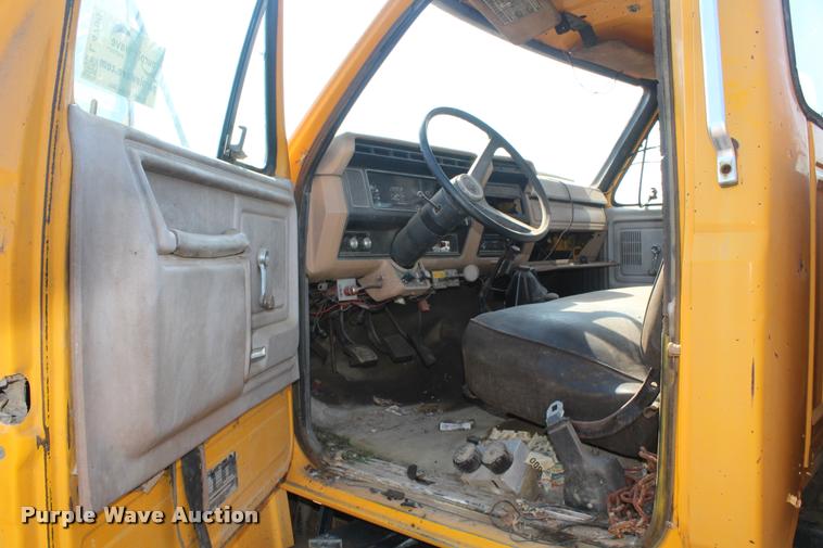 image for item L4796 1983 Ford F700 dump truck