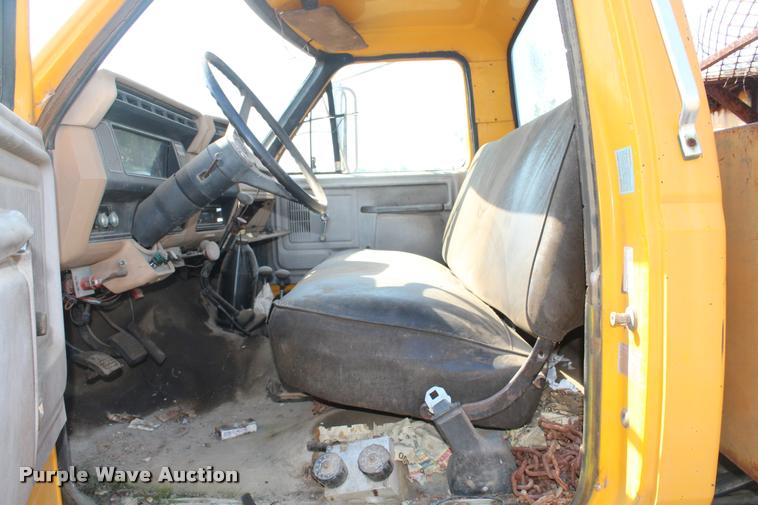 image for item L4796 1983 Ford F700 dump truck