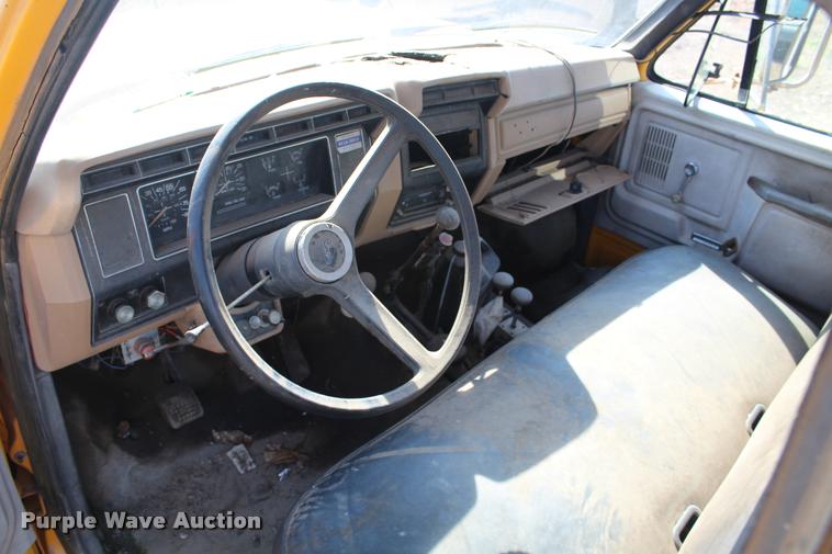 image for item L4796 1983 Ford F700 dump truck