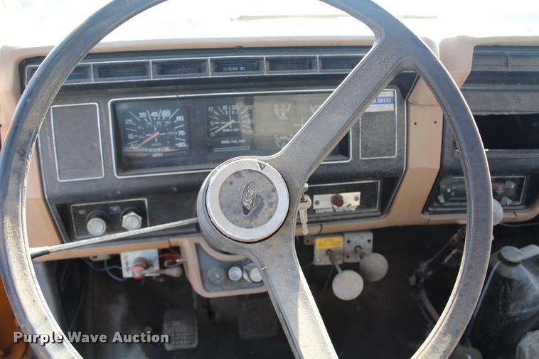 image for item L4796 1983 Ford F700 dump truck
