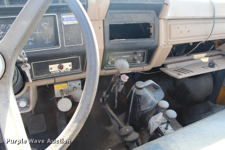 image for item L4796 1983 Ford F700 dump truck