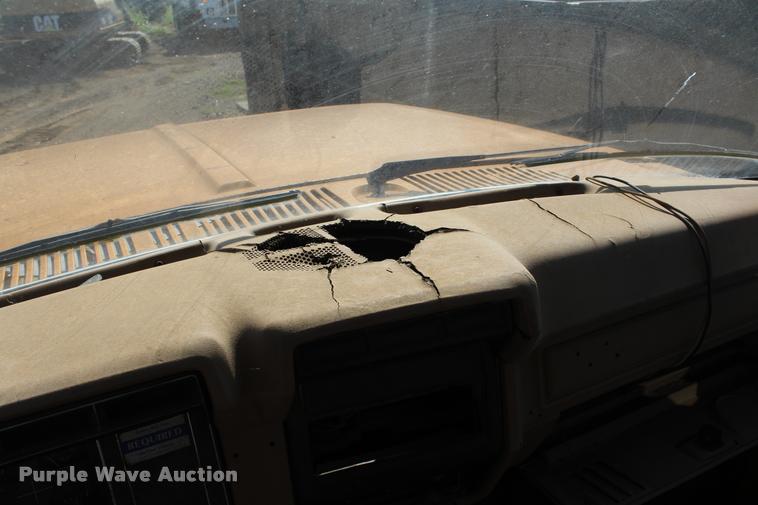 image for item L4796 1983 Ford F700 dump truck