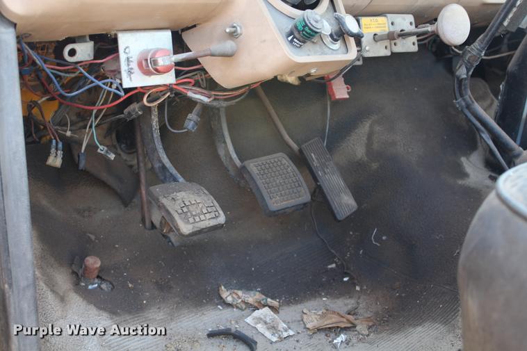 image for item L4796 1983 Ford F700 dump truck