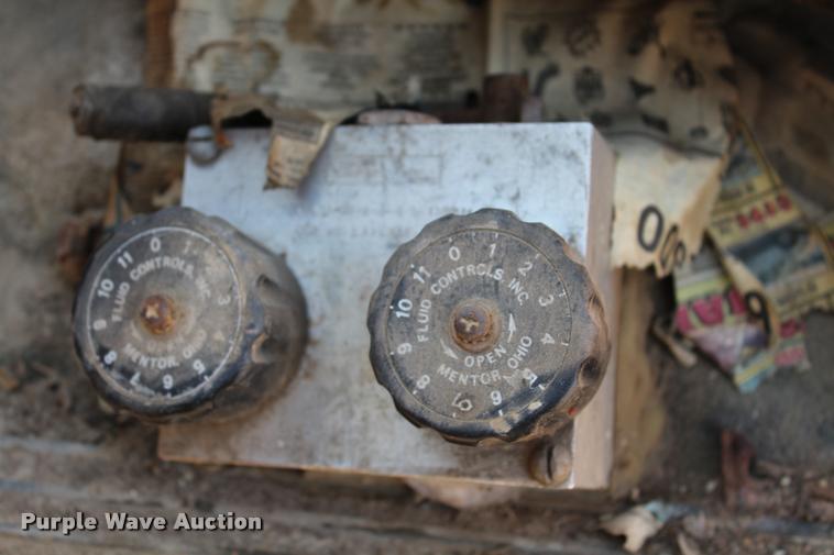 image for item L4796 1983 Ford F700 dump truck