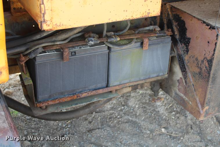 image for item L4796 1983 Ford F700 dump truck