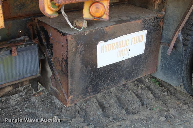 image for item L4796 1983 Ford F700 dump truck