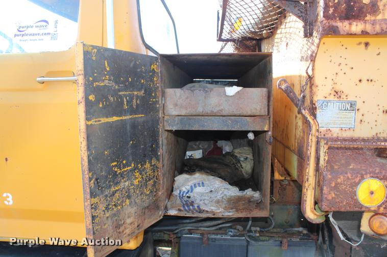 image for item L4796 1983 Ford F700 dump truck