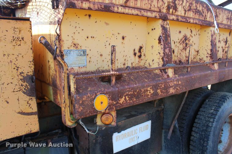 image for item L4796 1983 Ford F700 dump truck