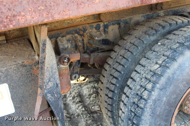 image for item L4796 1983 Ford F700 dump truck