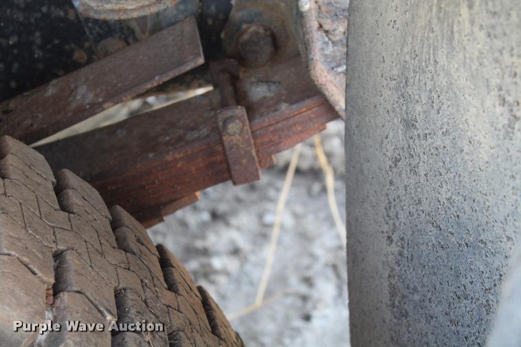 image for item L4796 1983 Ford F700 dump truck