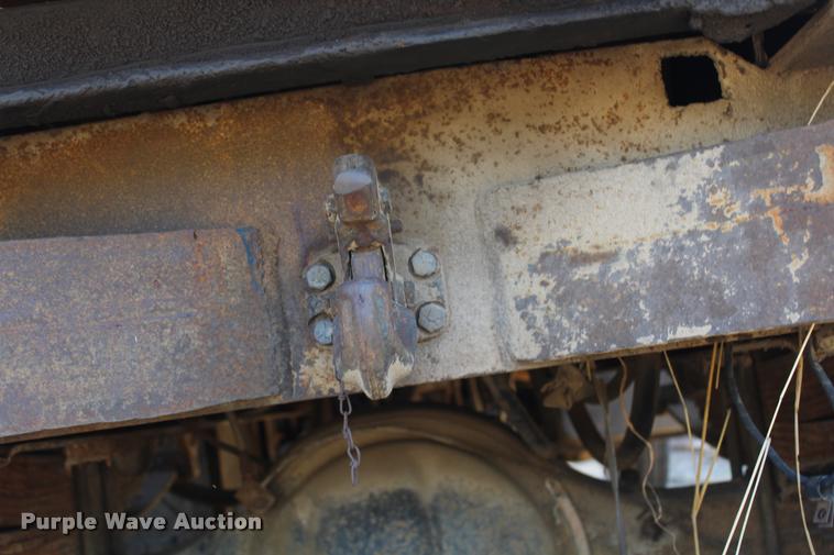 image for item L4796 1983 Ford F700 dump truck