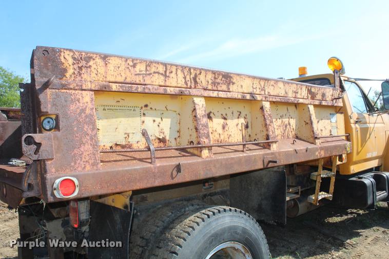 image for item L4796 1983 Ford F700 dump truck
