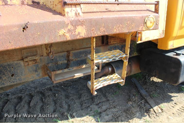 image for item L4796 1983 Ford F700 dump truck