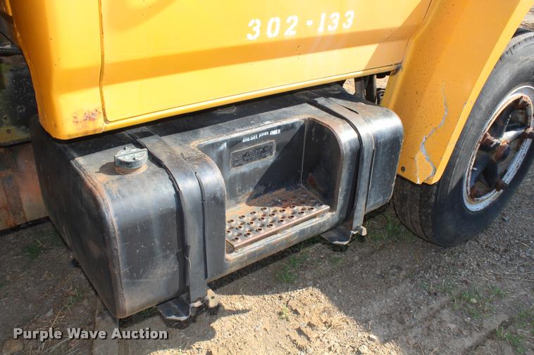 image for item L4796 1983 Ford F700 dump truck