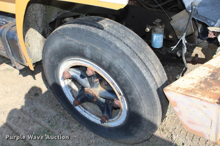 image for item L4796 1983 Ford F700 dump truck