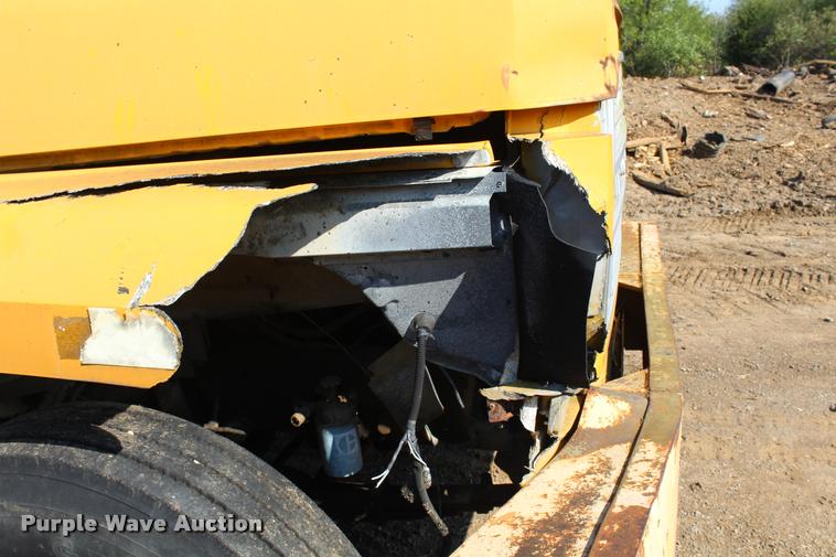 image for item L4796 1983 Ford F700 dump truck