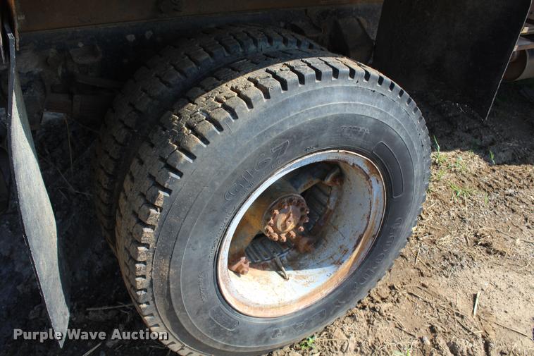 image for item L4796 1983 Ford F700 dump truck