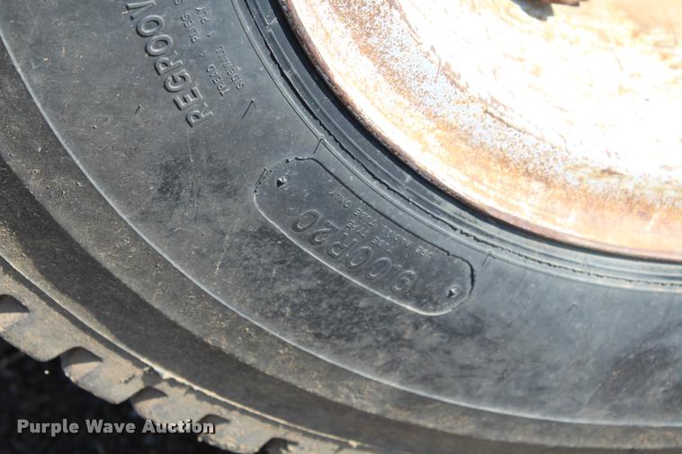 image for item L4796 1983 Ford F700 dump truck