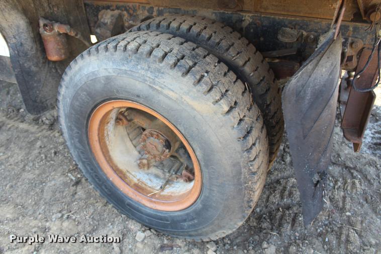 image for item L4796 1983 Ford F700 dump truck