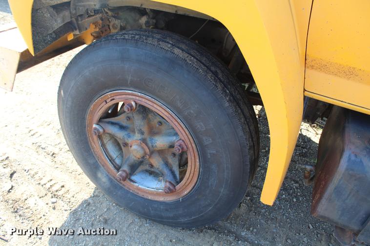 image for item L4796 1983 Ford F700 dump truck