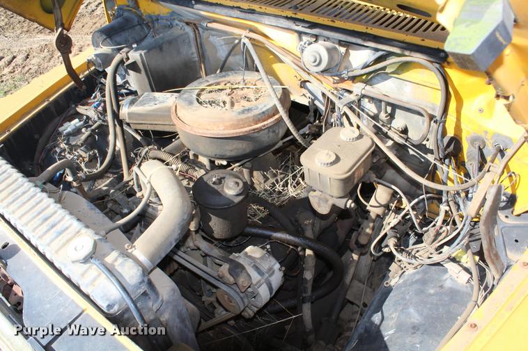 image for item L4796 1983 Ford F700 dump truck