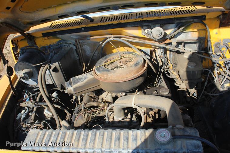 image for item L4796 1983 Ford F700 dump truck