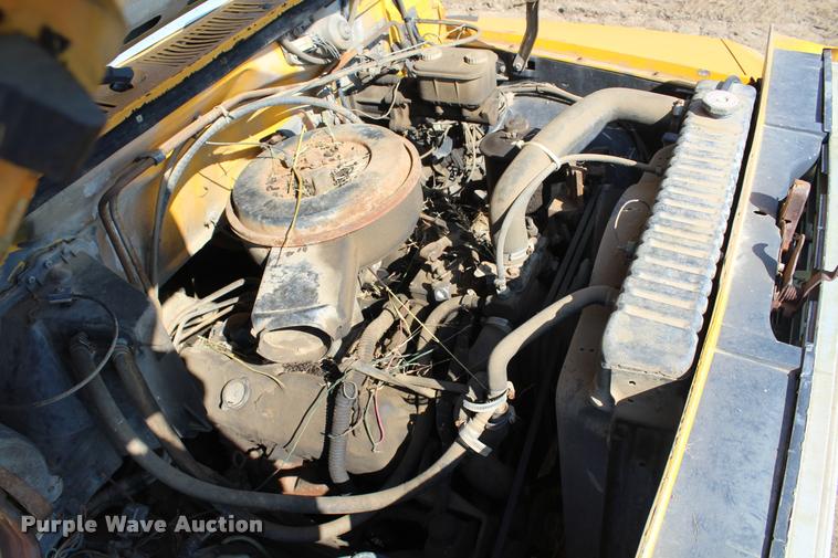 image for item L4796 1983 Ford F700 dump truck