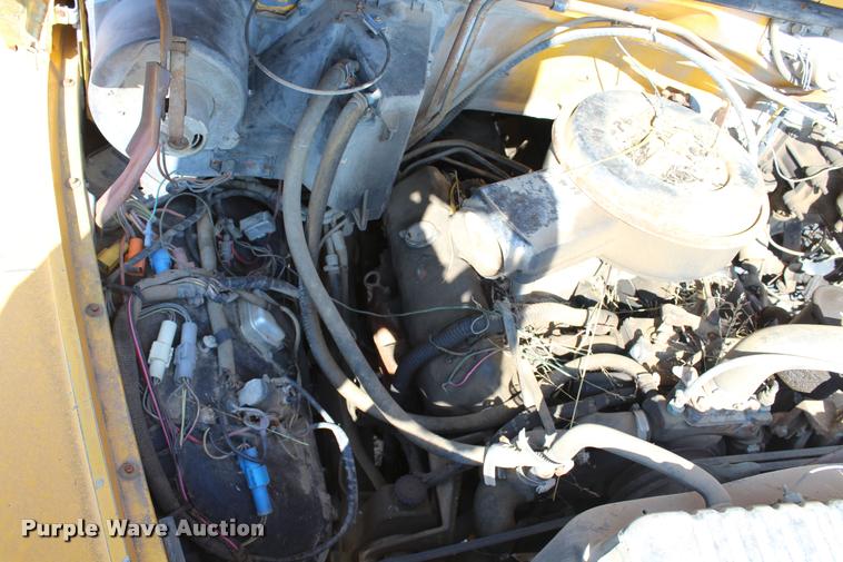 image for item L4796 1983 Ford F700 dump truck