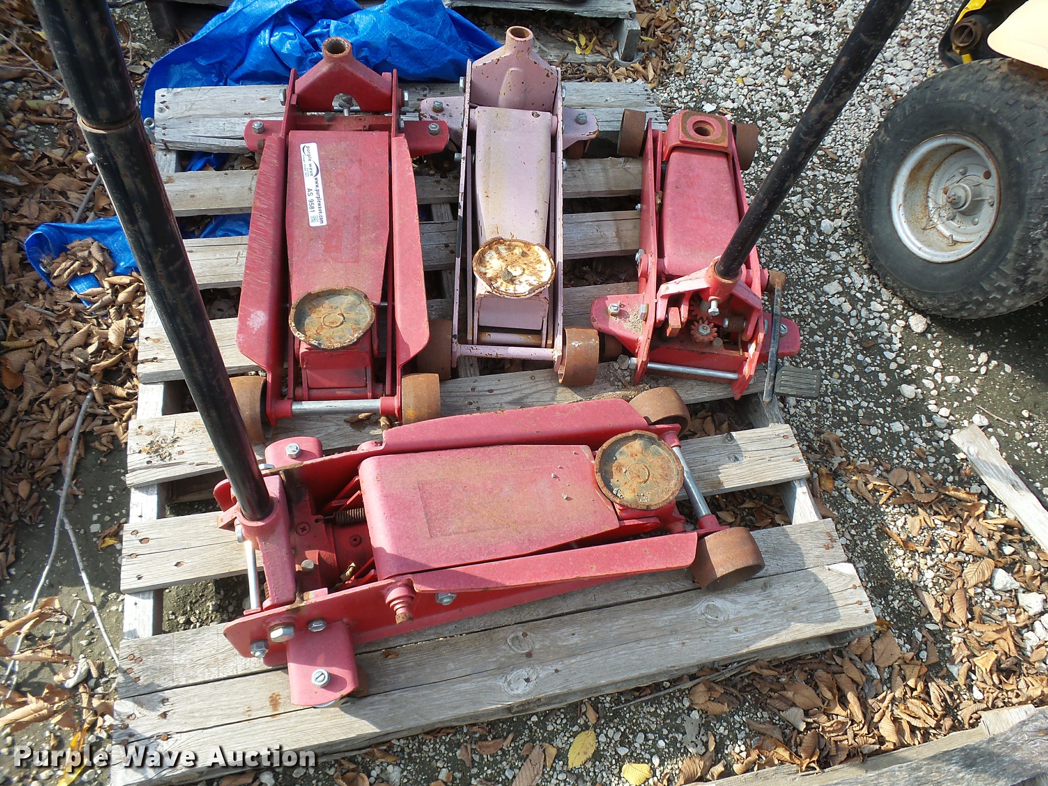 (4) floor jacks in Wichita, KS Item AS9581 sold Purple Wave