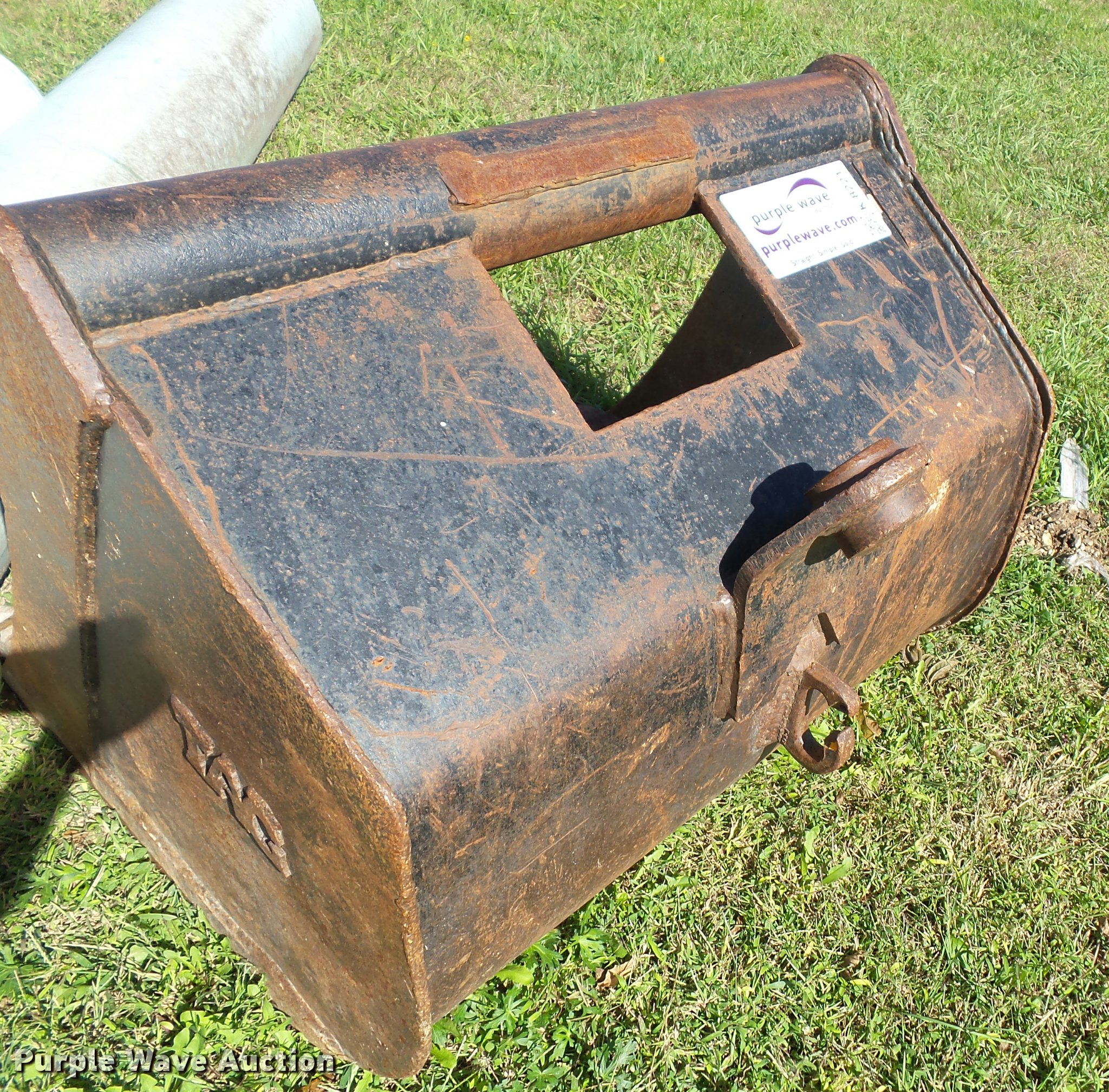 TAG excavator bucket in Milford, KS Item K8221 sold Purple Wave