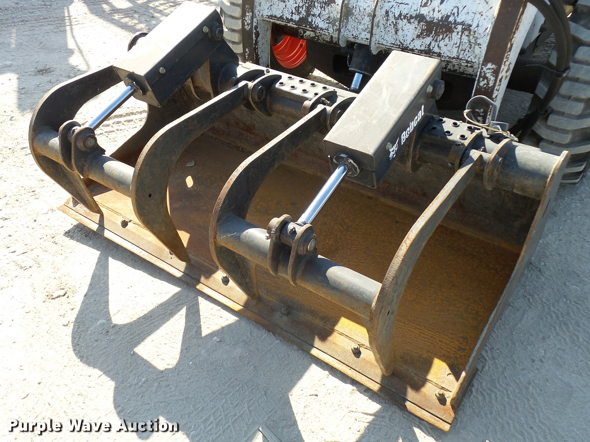 2013 Bobcat grapple bucket in Wichita, KS Item L2703 sold Purple Wave