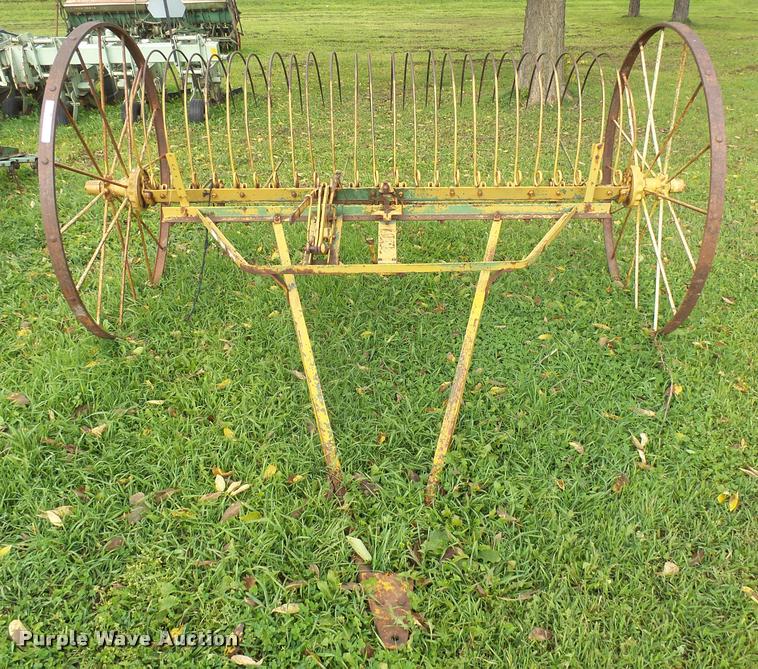 image for item AL9069 John Deere hay rake