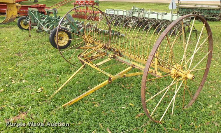 image for item AL9069 John Deere hay rake