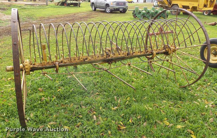 image for item AL9069 John Deere hay rake