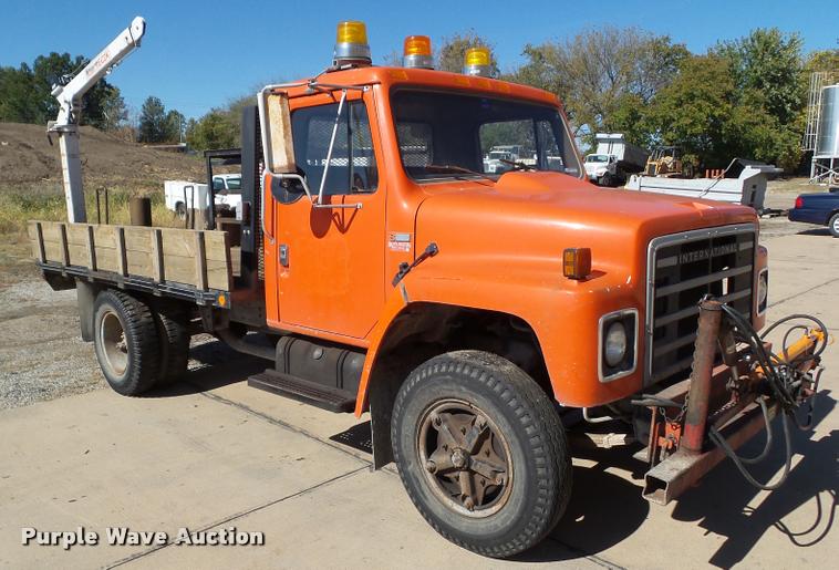 image for item BZ9871 1980 International 1754 flatbed truck with crane