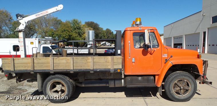 image for item BZ9871 1980 International 1754 flatbed truck with crane