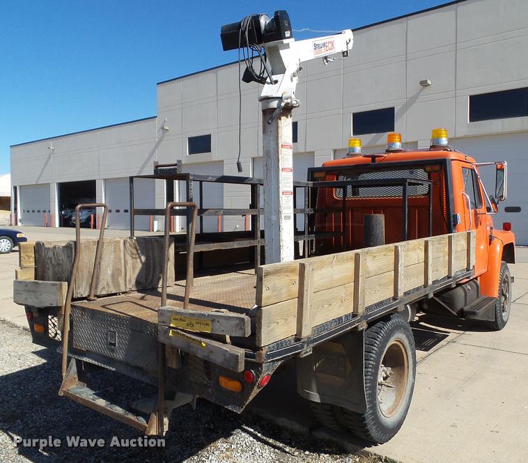 image for item BZ9871 1980 International 1754 flatbed truck with crane